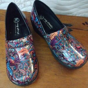Paisley print easy spirit clogs